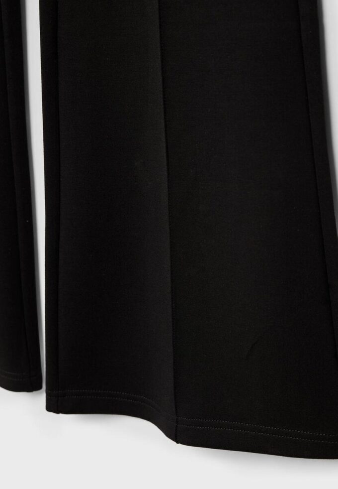 Soft Touch-Hose mit Schlag und Nahtdetail vorne