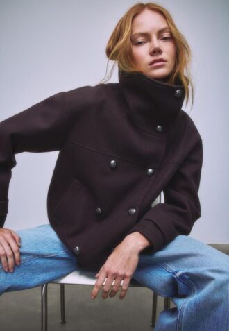 Soft Touch-Jacke mit Überkreuzverschluss und hohem Kragen
