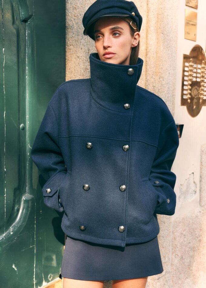 Soft Touch-Jacke mit Überkreuzverschluss und hohem Kragen