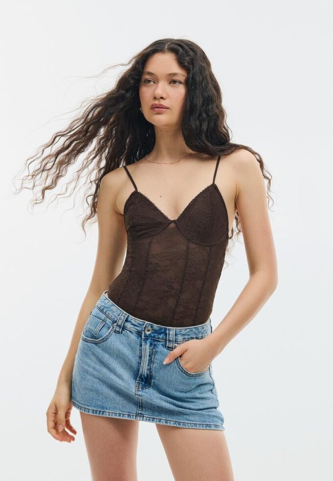 Spitzenbodysuit mit Trägern Spitzenbodysuit mit Trägern