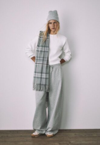 Strickpullover mit gepolsterten Schultern