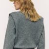 Strickpullover mit gepolsterten Schultern Strickpullover mit gepolsterten Schultern