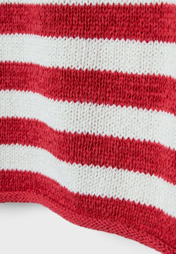 Strickpullover mit U-Boot-Ausschnitt Strickpullover mit U-Boot-Ausschnitt