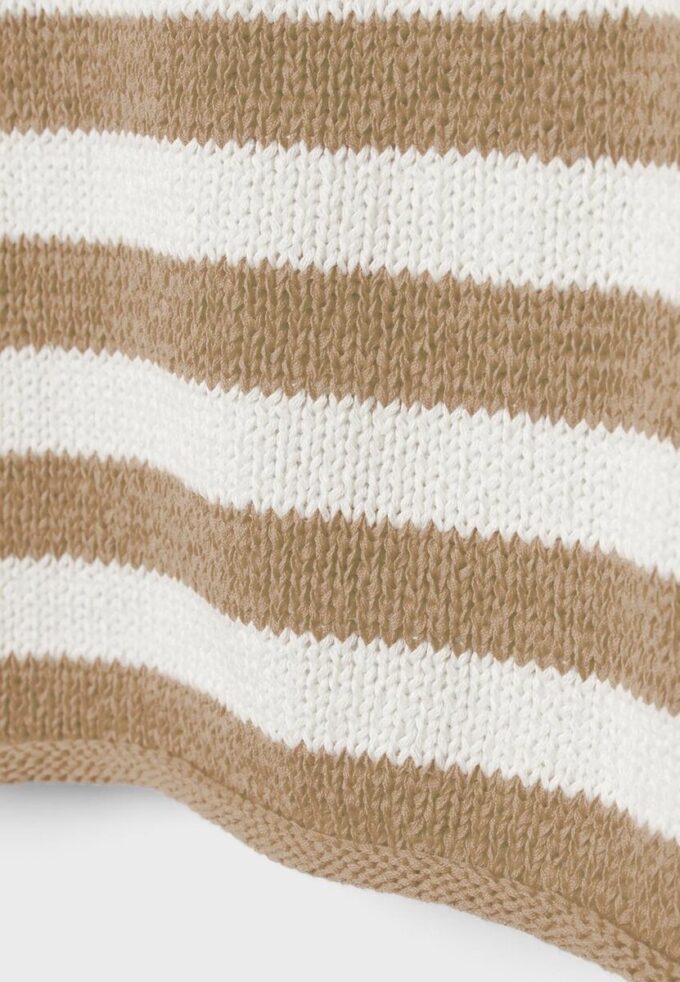 Strickpullover mit U-Boot-Ausschnitt Strickpullover mit U-Boot-Ausschnitt
