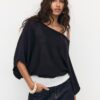 Strickpullover mit U-Boot-Ausschnitt und Überlagerung