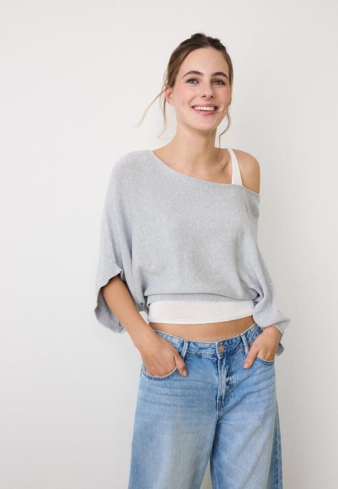 Strickpullover mit U-Boot-Ausschnitt und Überlagerung