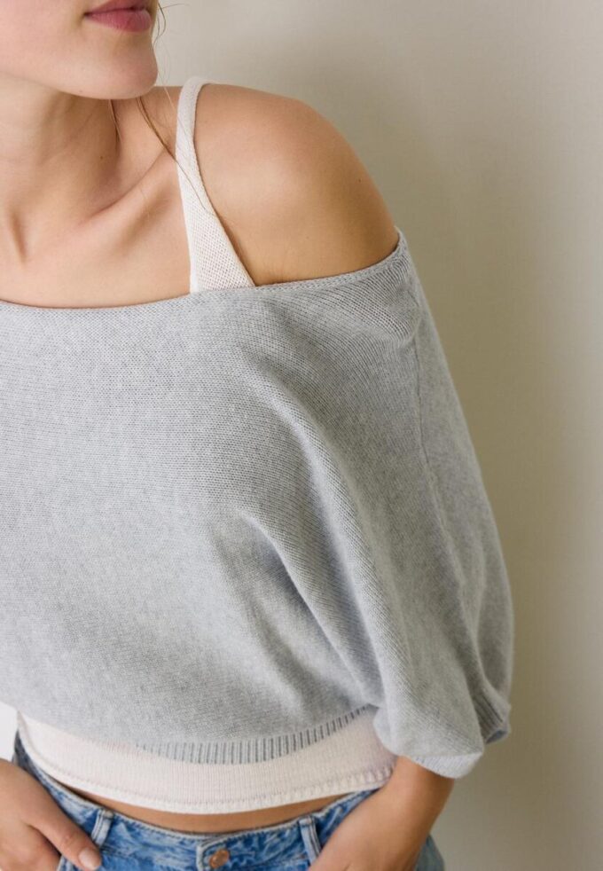 Strickpullover mit U-Boot-Ausschnitt und Überlagerung