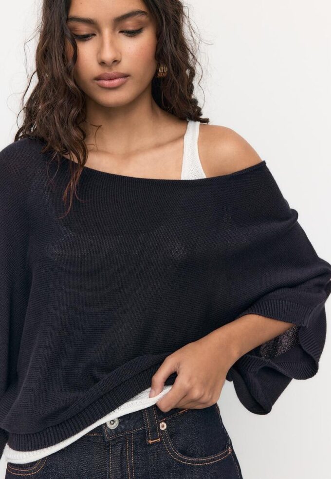 Strickpullover mit U-Boot-Ausschnitt und Überlagerung