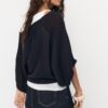 Strickpullover mit U-Boot-Ausschnitt und Überlagerung