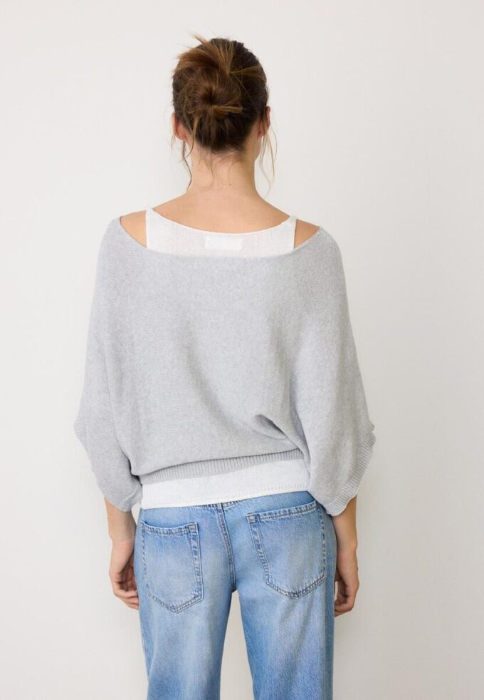 Strickpullover mit U-Boot-Ausschnitt und Überlagerung