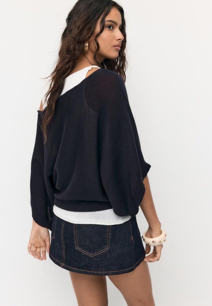 Strickpullover mit U-Boot-Ausschnitt und Überlagerung