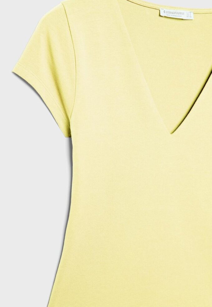T-Shirt mit V-Ausschnitt und kurzen Ärmeln