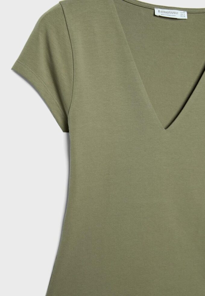 T-Shirt mit V-Ausschnitt und kurzen Ärmeln