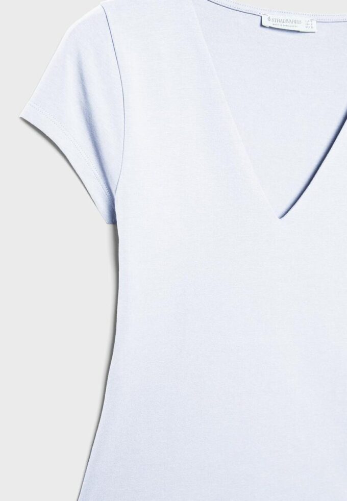 T-Shirt mit V-Ausschnitt und kurzen Ärmeln