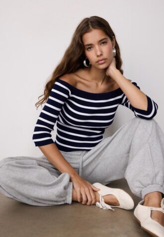 Taillierter gestreifter Strickpullover Taillierter gestreifter Strickpullover