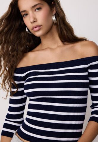 Taillierter gestreifter Strickpullover Taillierter gestreifter Strickpullover