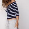 Taillierter gestreifter Strickpullover