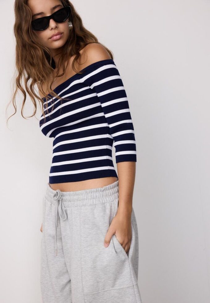 Taillierter gestreifter Strickpullover