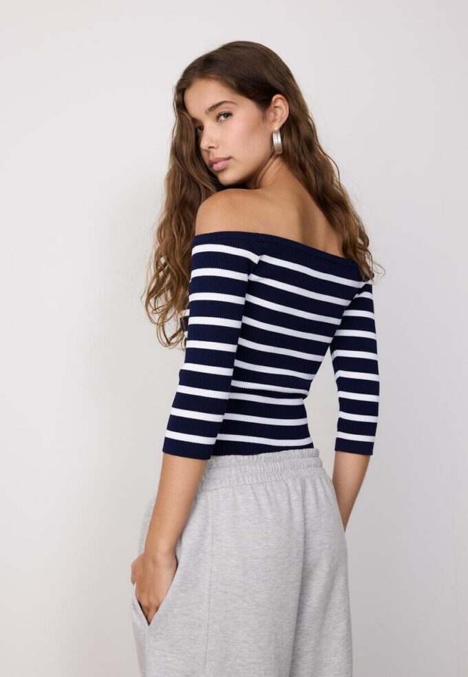 Taillierter gestreifter Strickpullover