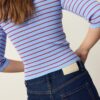 Taillierter gestreifter Strickpullover Taillierter gestreifter Strickpullover