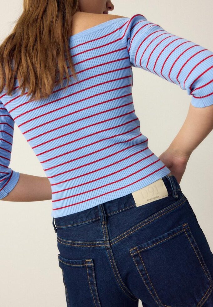 Taillierter gestreifter Strickpullover Taillierter gestreifter Strickpullover