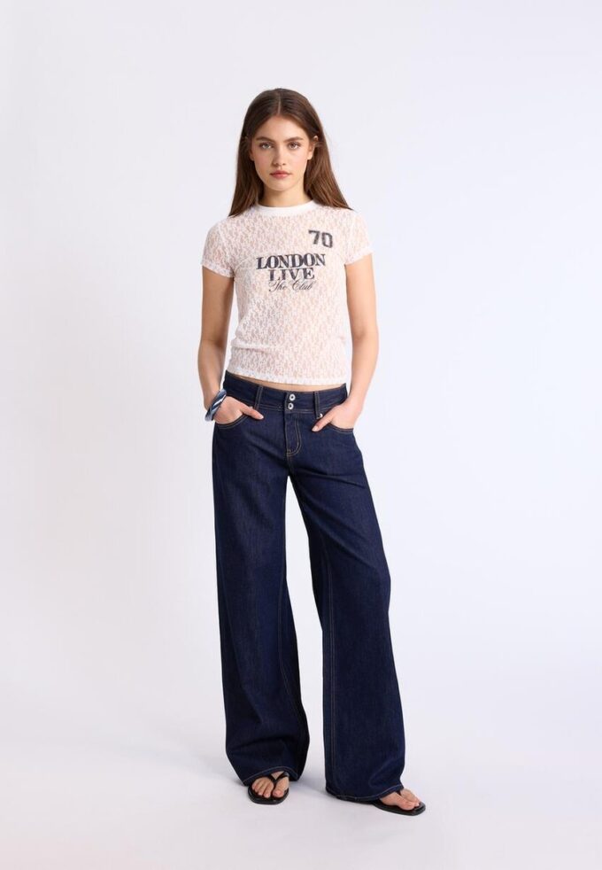 Tailliertes T-Shirt mit Spitze und grafischem Detail