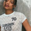 Tailliertes T-Shirt mit Spitze und grafischem Detail
