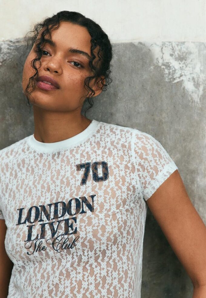 Tailliertes T-Shirt mit Spitze und grafischem Detail