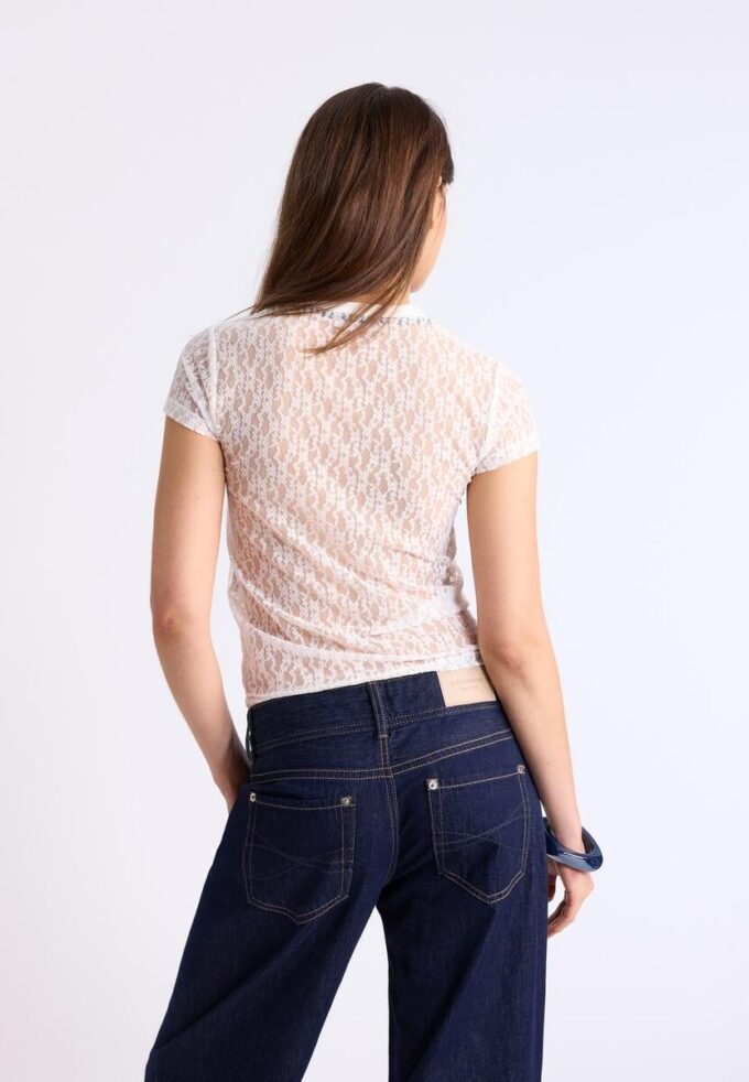 Tailliertes T-Shirt mit Spitze und grafischem Detail