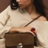Tasche aus Kunstwildleder mit asymmetrischem Metallverschluss