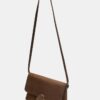 Tasche aus Kunstwildleder mit asymmetrischem Metallverschluss