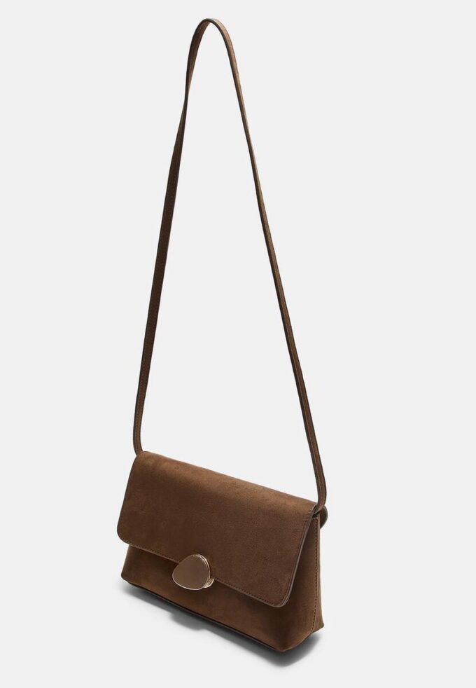 Tasche aus Kunstwildleder mit asymmetrischem Metallverschluss