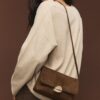 Tasche aus Kunstwildleder mit asymmetrischem Metallverschluss