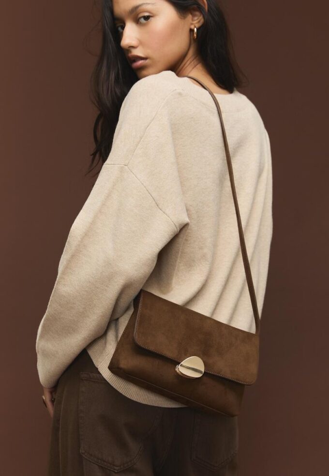 Tasche aus Kunstwildleder mit asymmetrischem Metallverschluss