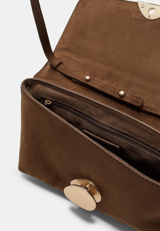 Tasche aus Kunstwildleder mit asymmetrischem Metallverschluss