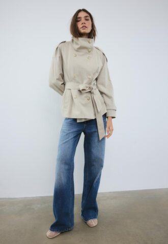 Trenchcoat mit hohem Kragen Trenchcoat mit hohem Kragen