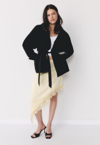 Trenchcoat mit hohem Kragen Trenchcoat mit hohem Kragen