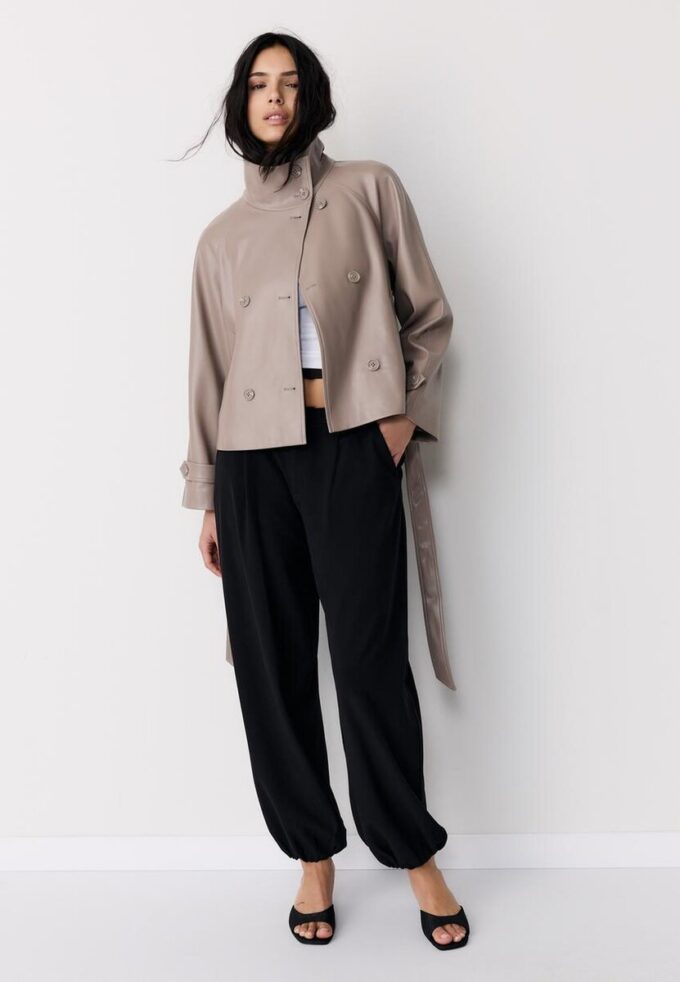 Trenchcoat mit hohem Kragen in Lederoptik Trenchcoat mit hohem Kragen in Lederoptik