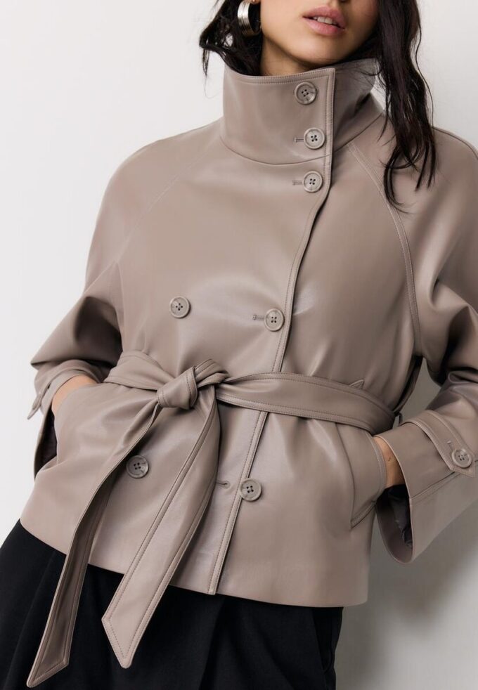 Trenchcoat mit hohem Kragen in Lederoptik Trenchcoat mit hohem Kragen in Lederoptik