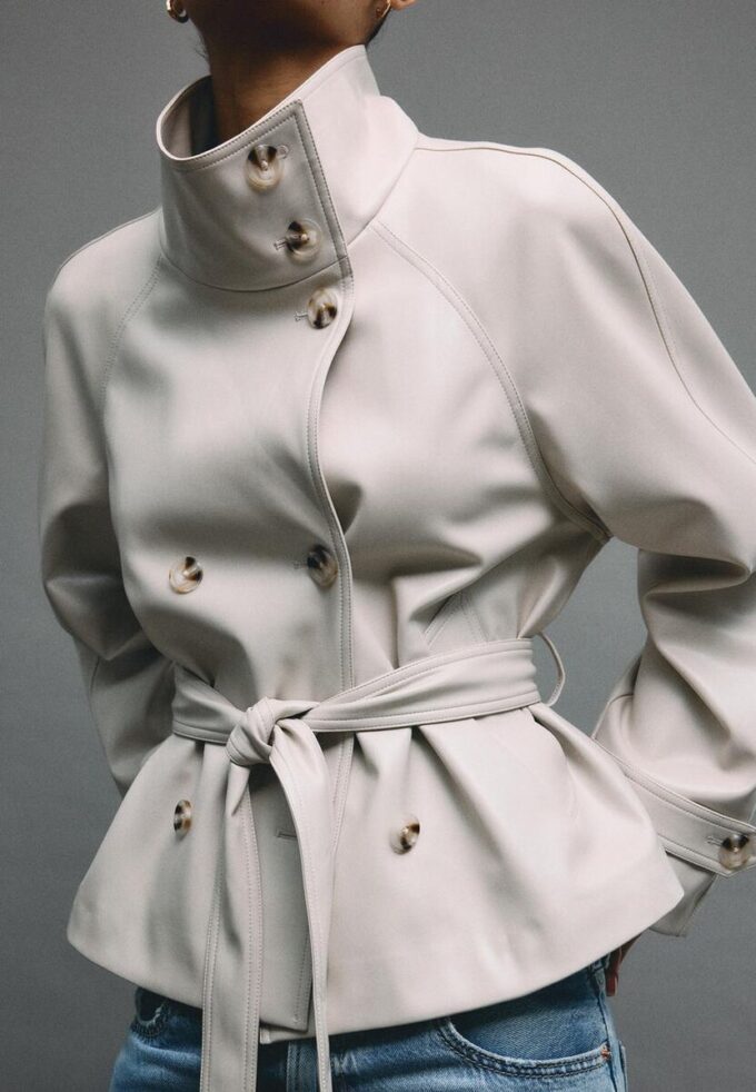 Trenchcoat mit hohem Kragen in Lederoptik