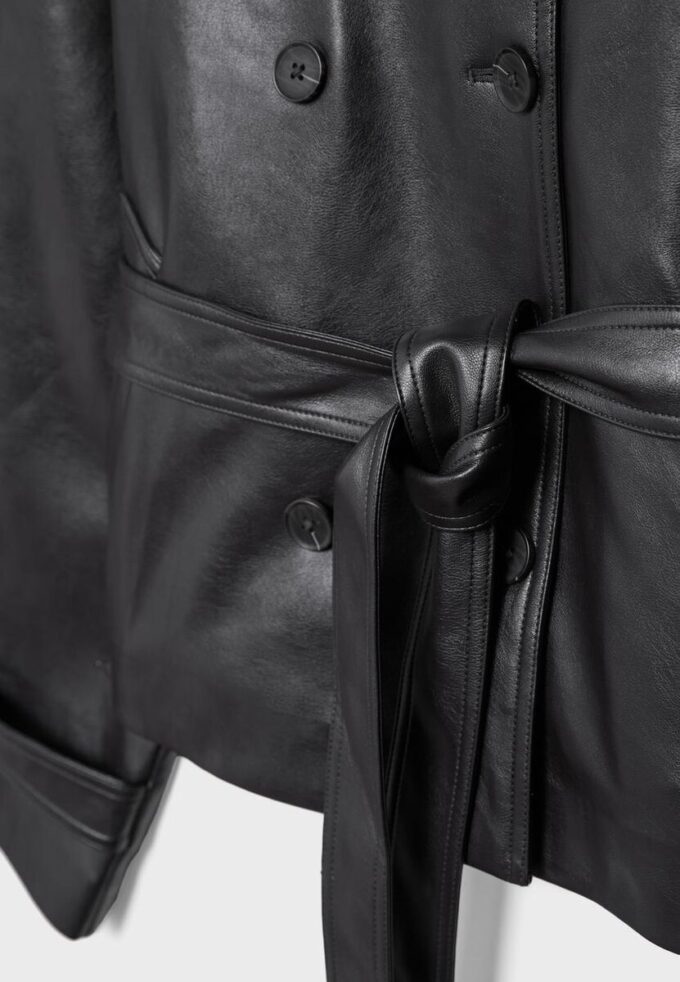 Trenchcoat mit hohem Kragen in Lederoptik Trenchcoat mit hohem Kragen in Lederoptik