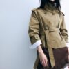Trenchcoat mit hohem Kragen und Gürtel Trenchcoat mit hohem Kragen und Gürtel