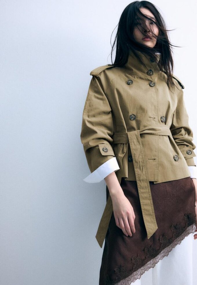Trenchcoat mit hohem Kragen und Gürtel Trenchcoat mit hohem Kragen und Gürtel