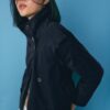 Trenchcoat mit hohem Kragen und Gürtel Trenchcoat mit hohem Kragen und Gürtel