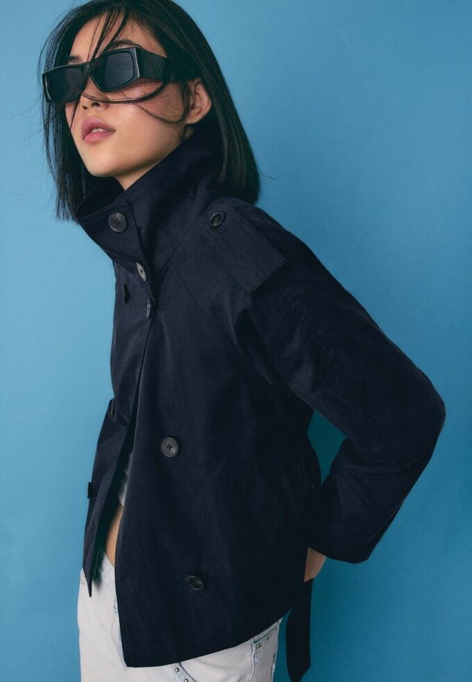 Trenchcoat mit hohem Kragen und Gürtel Trenchcoat mit hohem Kragen und Gürtel