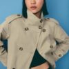 Trenchcoat mit hohem Kragen und Gürtel Trenchcoat mit hohem Kragen und Gürtel