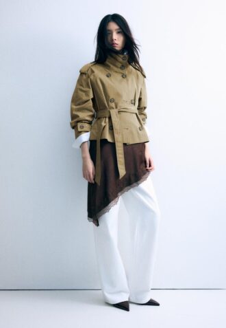 Trenchcoat mit hohem Kragen und Gürtel