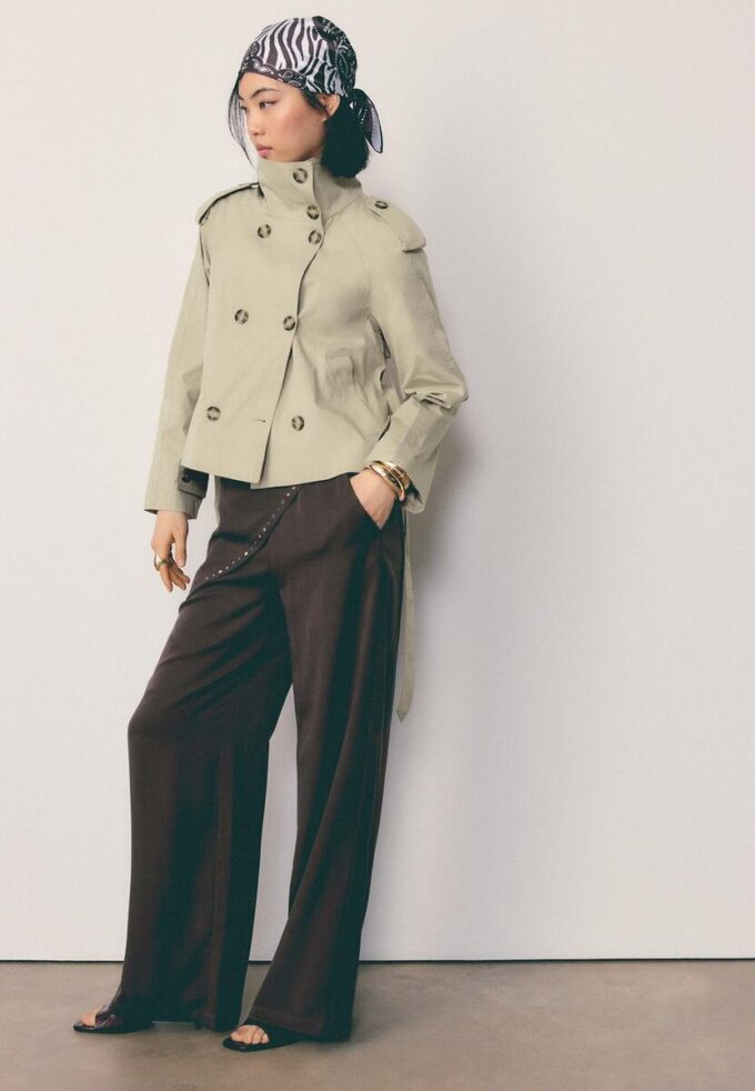 Trenchcoat mit hohem Kragen und Gürtel Trenchcoat mit hohem Kragen und Gürtel