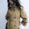 Trenchcoat mit hohem Kragen und Gürtel Trenchcoat mit hohem Kragen und Gürtel