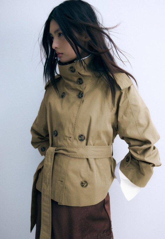 Trenchcoat mit hohem Kragen und Gürtel Trenchcoat mit hohem Kragen und Gürtel